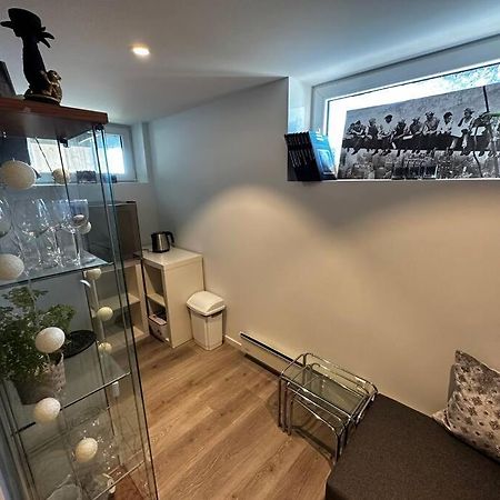 Basement Apartment With Parking 奥勒松 外观 照片