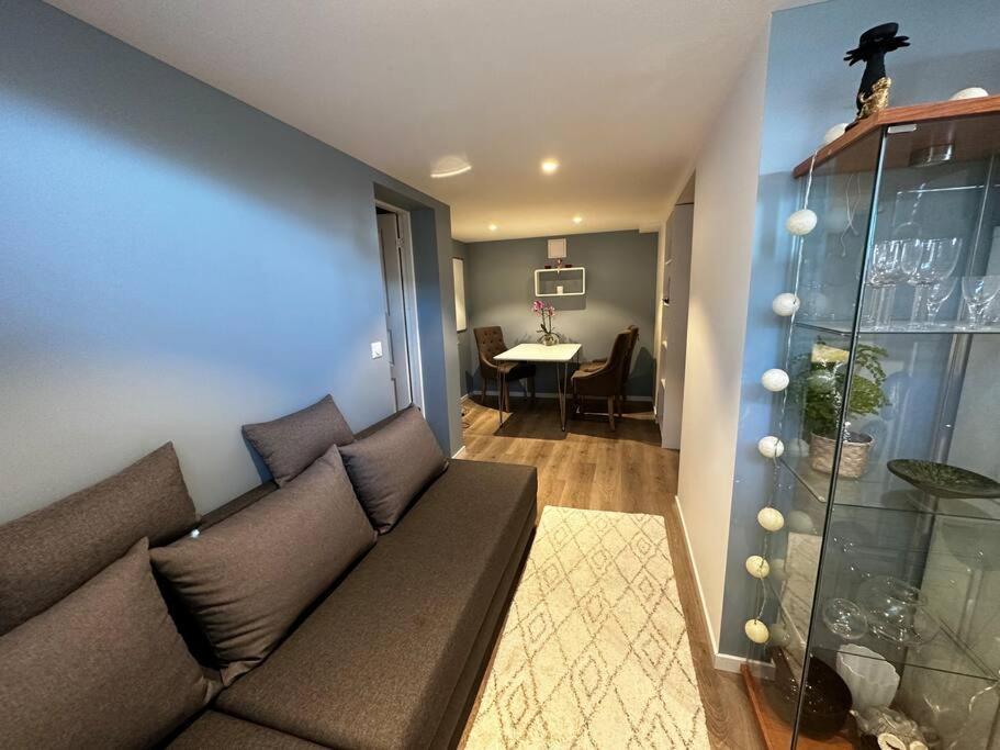 Basement Apartment With Parking 奥勒松 外观 照片