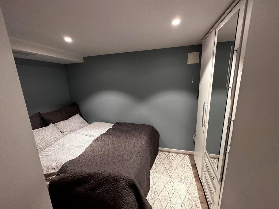 Basement Apartment With Parking 奥勒松 外观 照片