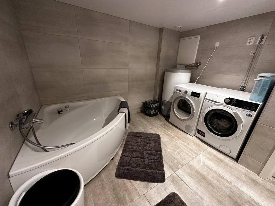 Basement Apartment With Parking 奥勒松 外观 照片