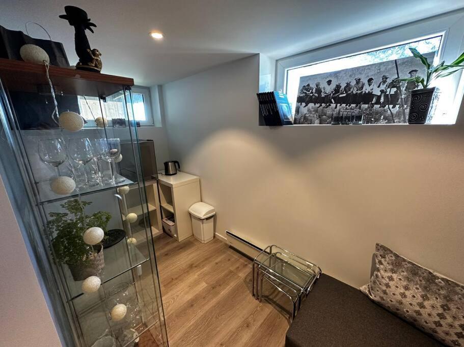 Basement Apartment With Parking 奥勒松 外观 照片
