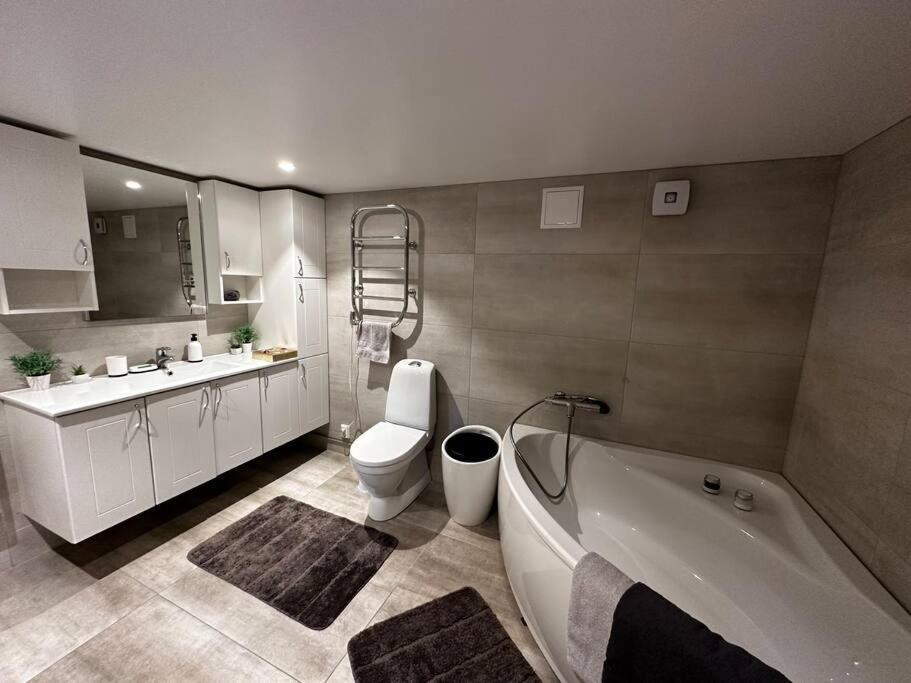 Basement Apartment With Parking 奥勒松 外观 照片