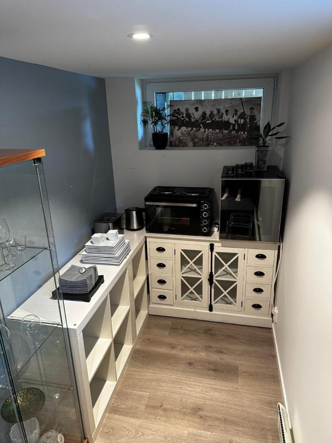Basement Apartment With Parking 奥勒松 外观 照片